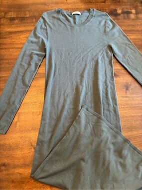 Aritzia Babaton Midi Dress Women’s Medium Gray Knit Long Sleeve